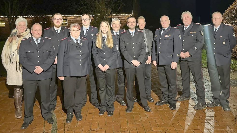 Das Foto zeigt Führungskräfte, Geehrte und Gäste der Feuerwehr Rhaude auf der Versammlung. Foto: privat