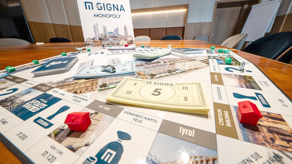 Alles steht bei der Signa-Versteigerung zum Verkauf – sogar ein firmeneigenes Monopoly. Foto: aurena.at