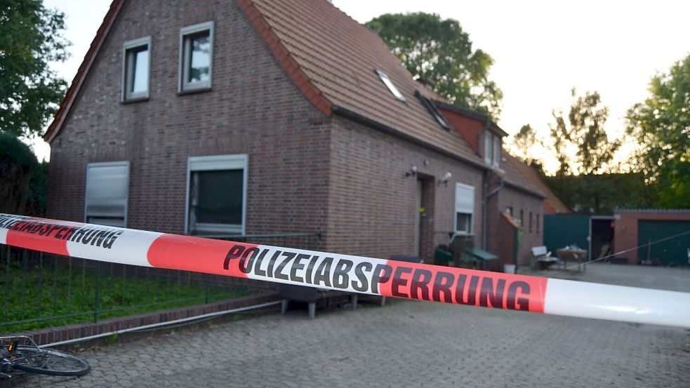 Der Tatort am Tag nach der Gewalttat in einem Wohnhaus in Barßel. Foto: Fertig