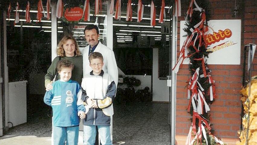 Ein Bogen zur Eröffnung: Hannelore und Wilfried Meyer übernahmen den Einkaufsmarkt in Detern, der damals noch zur Spar-Gruppe gehörte, vor fast genau 25 Jahren. Das Bild zeigt die beiden mit ihren Söhnen Tjark (links) und Jann.