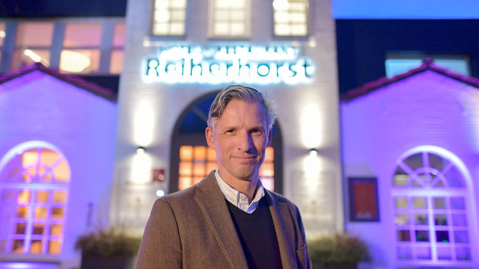 Enno Garen steht vor seinem Restaurant "Reiherhorst". Foto: Ortgies