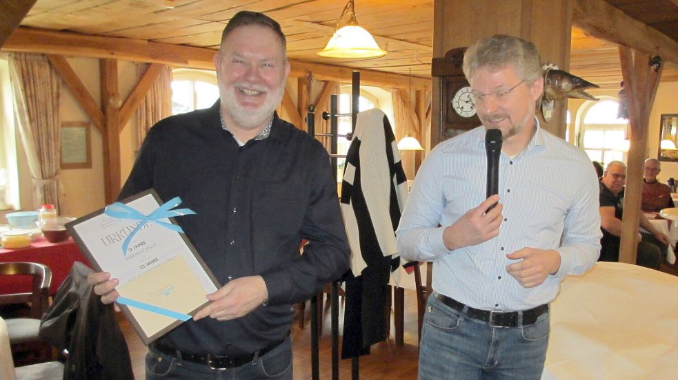 Der scheidende Vorsitzende Thomas Waldeck (links) wurde von seinem Nachfolger Jens Wehmhörner mit einer Urkunde verabschiedet. Foto: privat