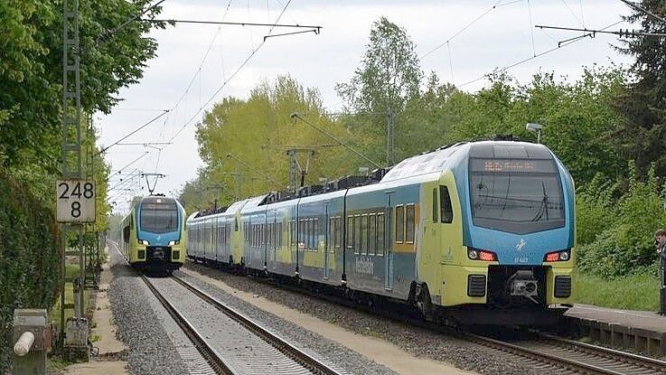 Ein Zug der Westfalenbahn ist am Donnerstag auf dem Weg nach Emden zwischen Lingen und Geeste vom richtigen Weg abgekommen.Foto: Fickers