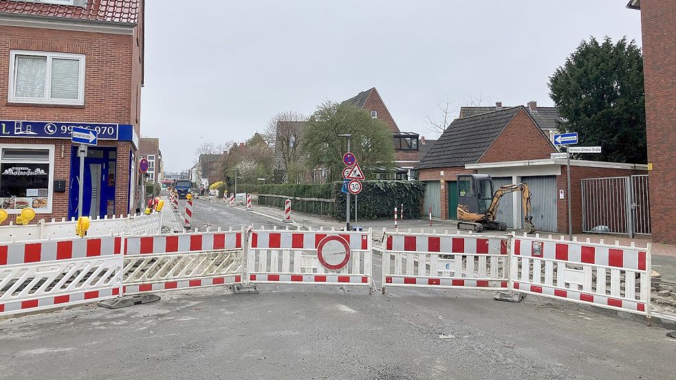 Kein Durchkommen mehr auf der Eggenastraße: Die wichtige Verbindung vom Krankenhaus in Emden zur Auricher Straße wird erneuert. Foto: Schuurman