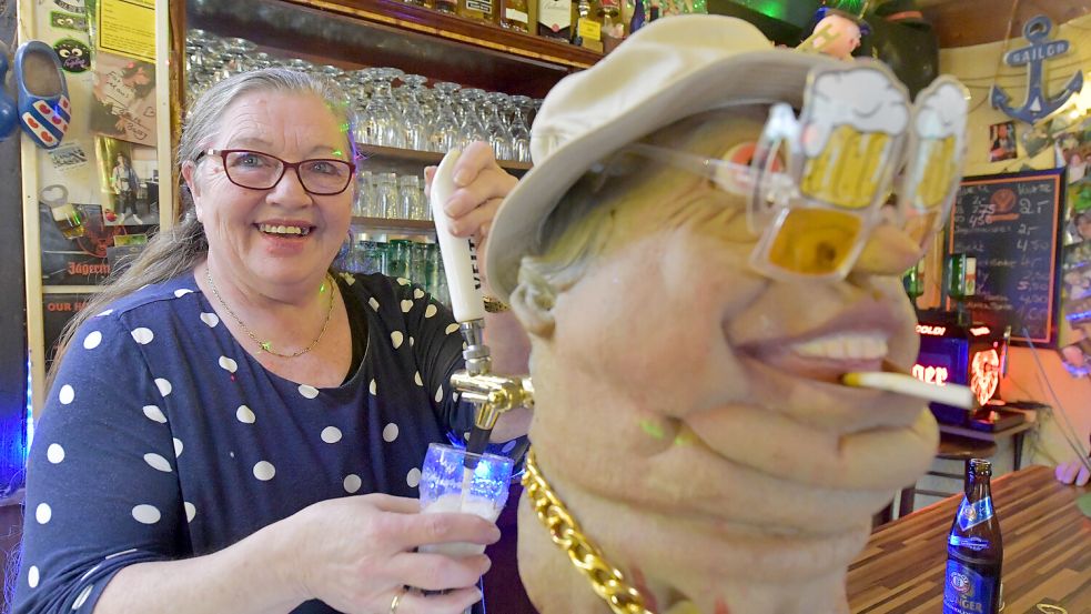 Roelfje Rooske betreibt mit ihrem Ehemann eine Kneipe in Neermoor. Gezapft wird das Bier aus Maskottchen Harry. Foto: Ortgies
