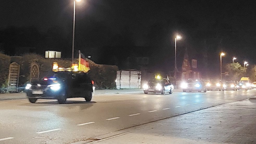 Bei der „Lichterfahrt des Mittelstands“ am Samstagabend in Emden wurden auch Alarmsignale verwendet, die so nicht im Straßenverkehr erlaubt sind. Jetzt ermittelt die Polizei. Foto: Hanssen