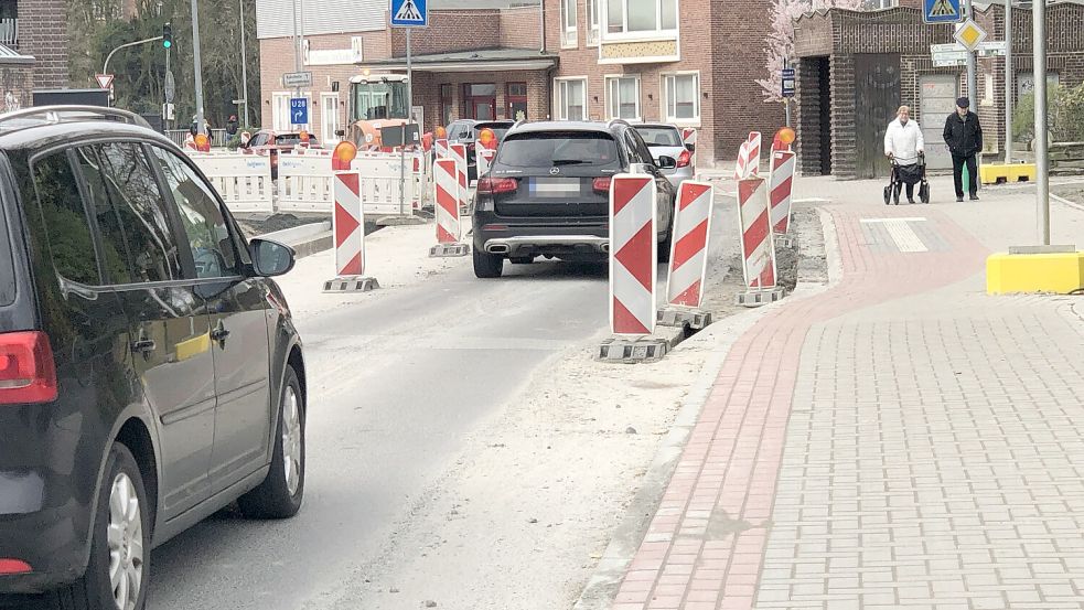 Gegenwärtig rollt der Verkehr noch einspurig durch die Baustelle zwischen der Lindenhof-Kreuzung und dem Eingang zum Stadtteil Wolthusen. Foto: H. Müller