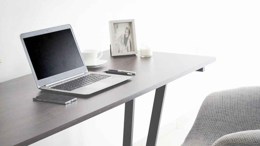 Ein Schreibtisch muss nicht gut aussehen: Das Möbelstück muss vor allem genügend Ablageflächen und Beinfreiheit bieten. Ideal sind höhenverstellbare Modelle. Foto: Pixabay