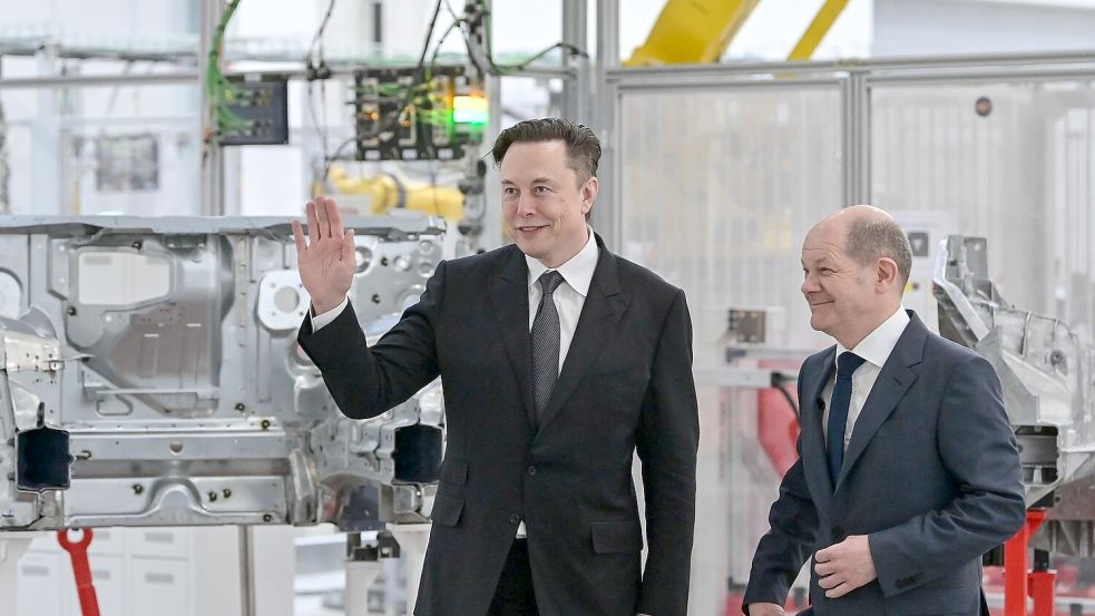 Kanzler Scholz (r) mit Tesla-Chef Elon Musk bei der Eröffnung der Tesla-Fabrik Berlin Brandenburg vor gut einem Jahr. Foto: Patrick Pleul/dpa/POOL/dpa