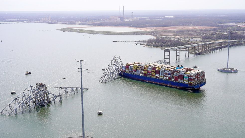 Das Containerschiff „Dali“ steckt unter einem Teil der Francis Scott Key Bridge fest. Foto: Uncredited/Maryland National Guard/AP/dpa