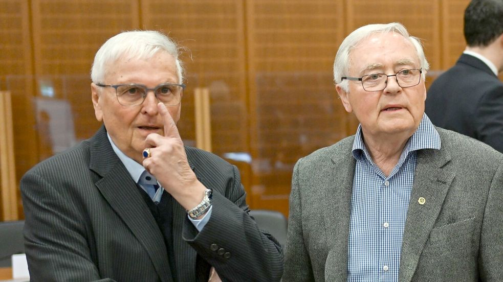 Theo Zwanziger (l), früherer DFB-Präsident, und Horst R. Schmidt, früherer DFB-Generalsekretär, bei der Fortsetzung im Sommermärchen-Prozess. Foto: Arne Dedert/dpa/POOL/dpa