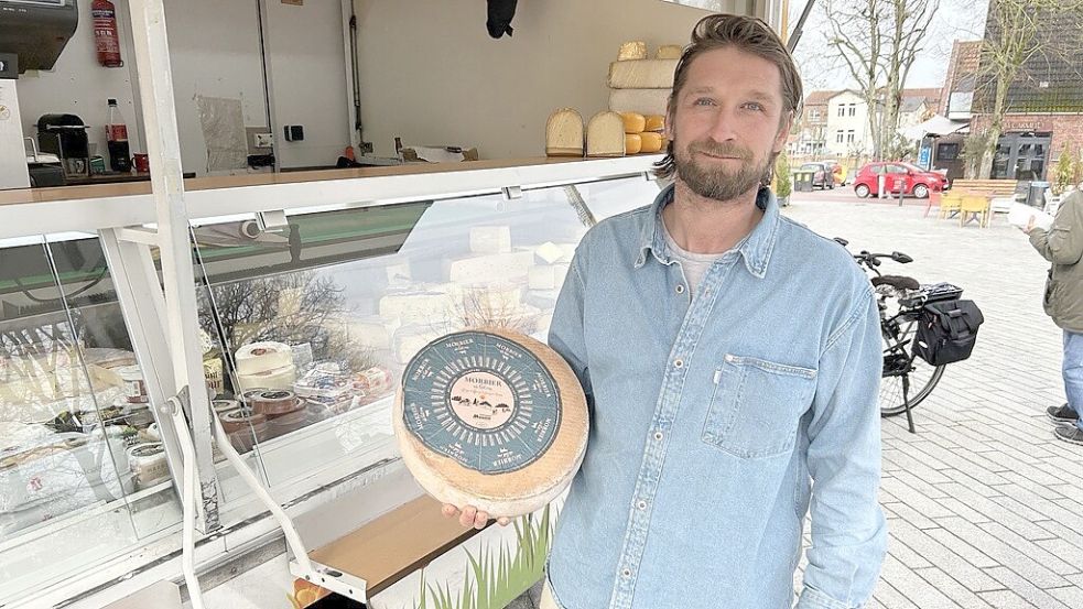 Der Niederländer Emiel Kiewiet verkauft Käse auf Wochenmärkten. Neuerdings steuert er mit seinem Verkaufswagen auch den Markt in Pewsum an. Foto: Weiden