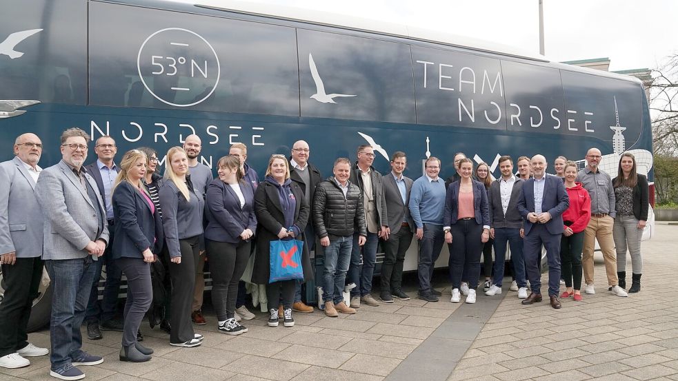 Mit diesem extra folierten Bus reisten die Gastronomen, Hoteliers und Touristiker von der Nordsee nach Essen. Foto: Tourismus-Agentur Nordsee/Jann Holzapfel