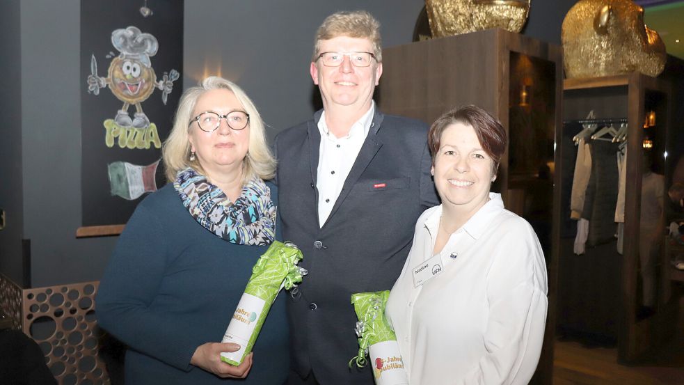 Handwerkskammer-Präsident Albert Lienemann gratulierte den Vorstandsmitgliedern Susanne Smid (links) und Nadine Fach zum Jubiläum. Foto: privat