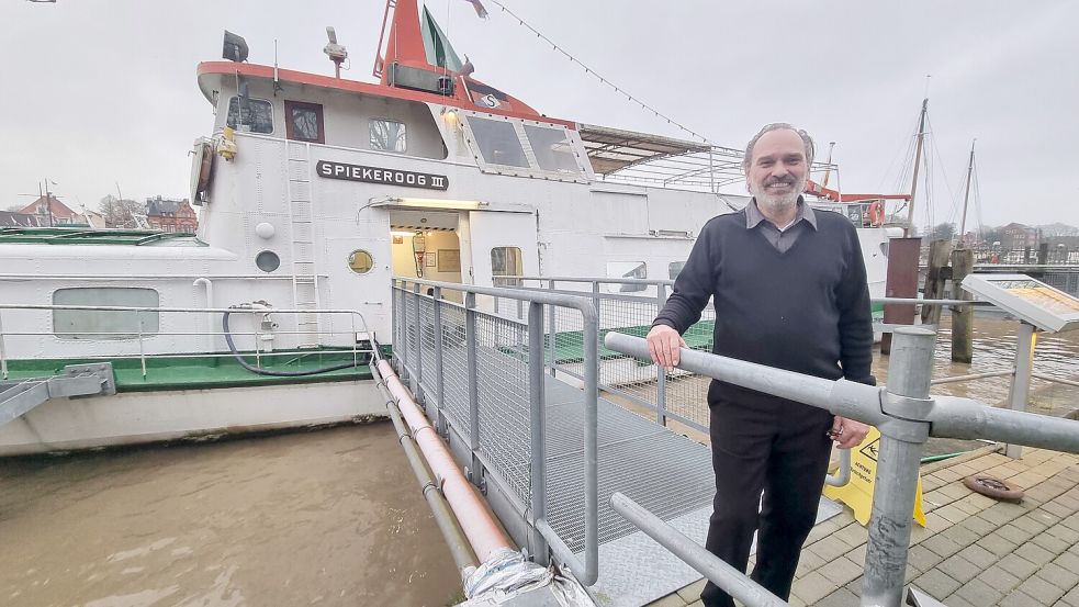 Michael Elges hat die ehemalige Inselfähre „Spiekeroog III“ gekauft und umgebaut. Seit 2017 liegt das Restaurantschiff im Leeraner Hafen. Foto: Bothe