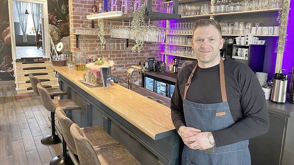 Dennis Janssen ist der neue Pächter des Cafés und Restaurants an der Osterburg in Groothusen. Foto: Weiden
