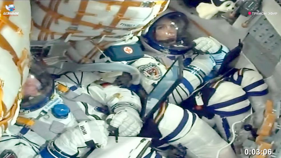 Oleg Nowizki und Marina Wassilewskaja - hier noch im Raumschiff - sind beide wieder auf der Erde zurück. Foto: Uncredited/AP/dpa