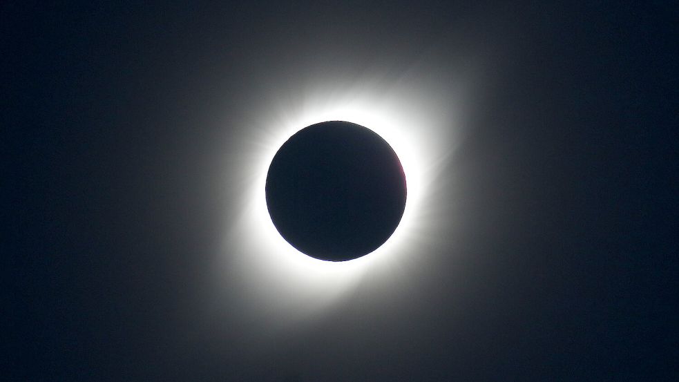 Bei einer totalen Sonnenfinsternis verdeckt der Mond die Sonne vollständig. Foto: dpa/Agencia Uno/Lenoardo Rubilar