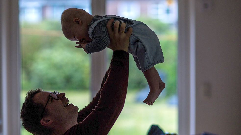 Das Durchschnittsalter von Vätern in Deutschland steigt seit Jahren. Foto: Jens Büttner/dpa
