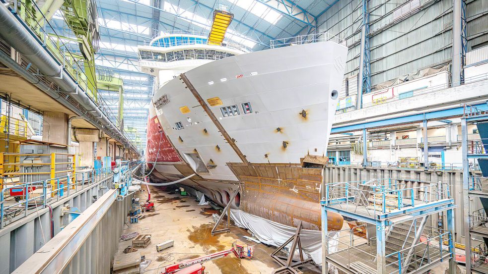 Offenbar drängt die Zeit: das Kreuzfahrtschiff „Silver Ray“ in einer Halle der Meyer-Werft. Foto: Schuldt/DPA