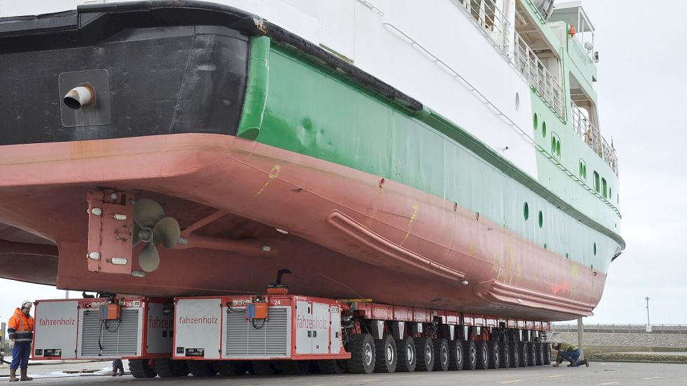 Mitte Februar wurde das 336 Tonnen schwere Schiff mit selbst fahrenden Schwerlastmodulen nahe der Kaimauer in Position für den Schwimmkran gebracht. Foto: Archiv/Ullrich