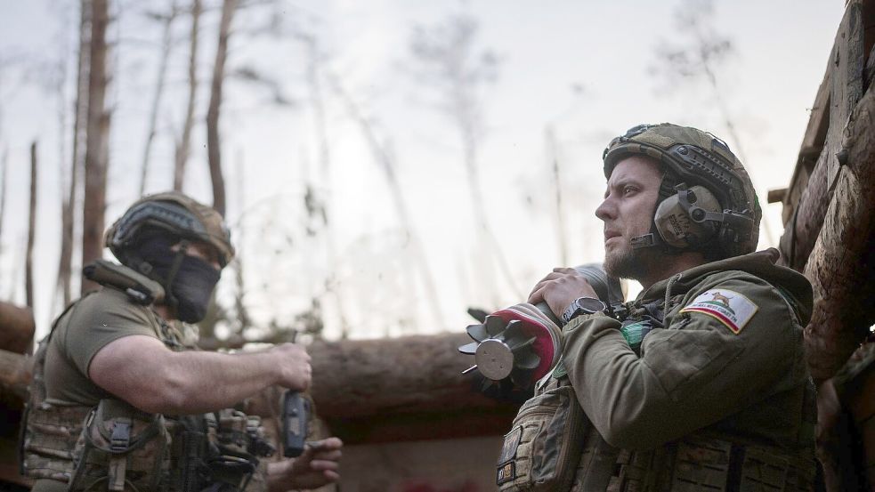 Ein ukrainischer Soldat trägt eine Mörsergranate, während er auf einen Feuerbefehl wartet. Foto: Alex Babenko/AP