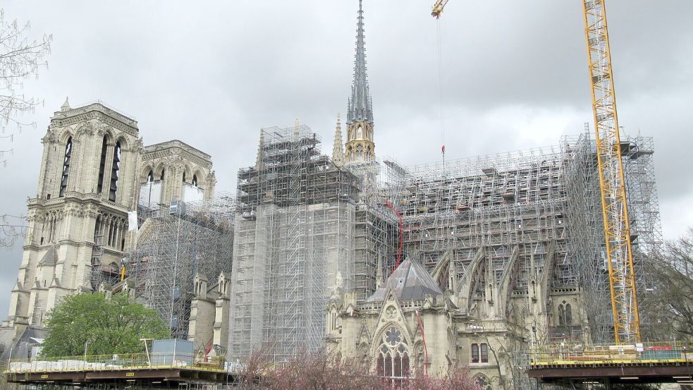 Ein Gerüst mit mehr als 90 Metern Höhe verdeckt die Sicht auf die Kathedrale. Zur Olympia-Eröffnung soll davon nicht mehr viel zu sehen sein. Foto: Sabine Glaubitz/dpa