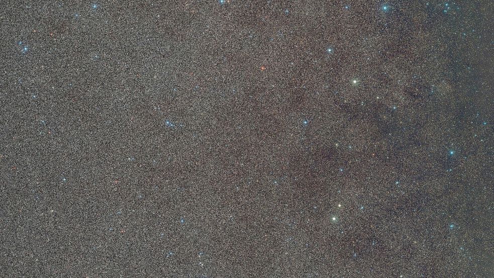 Das Handout zeigt einen Weitwinkelausschnitt der Umgebung von „Gaia BH3“, dem massereichsten stellaren schwarzen Loch in unserer Galaxie. Das schwarze Loch selbst ist hier nicht sichtbar, aber der Stern, der es umkreist, befindet sich in der Mitte des Bildes. Foto: D. De Martin./ESO/Digitized Sky Survey 2./dpa
