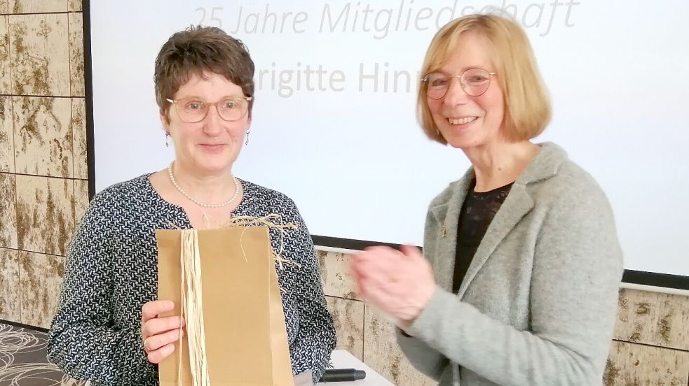 25 Jahre dabei: Brigitte Hinrichs (links) wurde Gisela de Vries-Ley für ihre Vereinstreue ausgezeichnet. Foto: privat