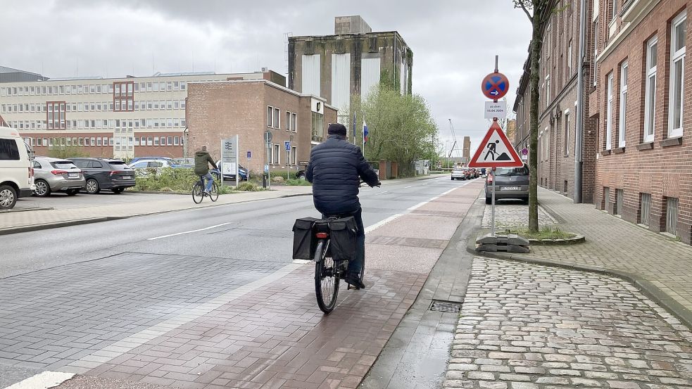 Noch ist der Radstreifen rot: Die Nesserlander Straße wird neu gemacht, die Erneuerung des Bahnübergangs ist verschoben. Foto: Schuurman