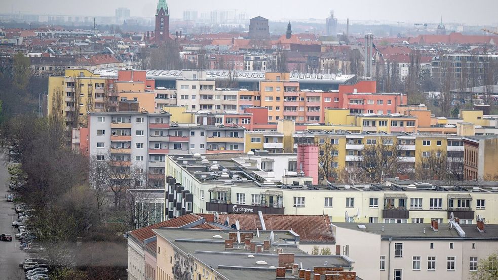Ein Bündnis fordert eine gerechte Kostenaufteilung bei energetischen Wohnungssanierungen. Foto: Monika Skolimowska/dpa
