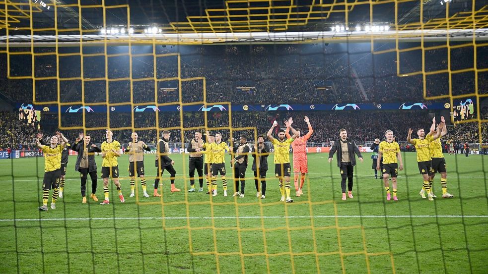 Hoffen nun auf den Einzug ins CL-Finale: Die Dortmunder Spieler. Foto: Bernd Thissen/dpa