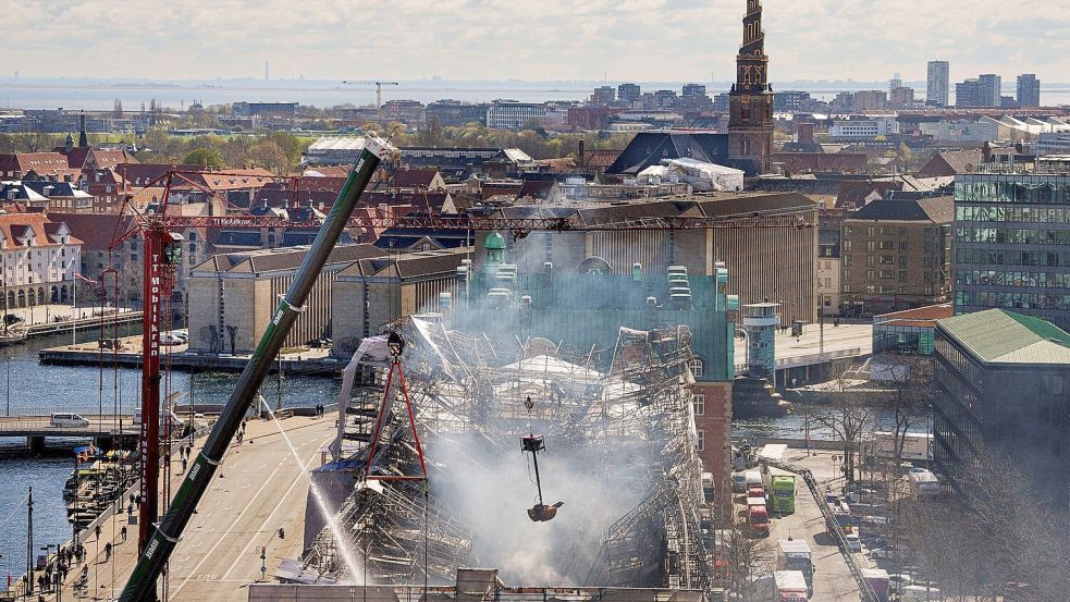 Die schwer beschädigte alte Börse im Zentrum von Kopenhagen. Foto: Liselotte Sabroe/Ritzau Scanpix Foto/AP/dpa