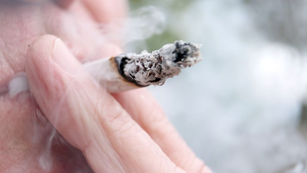 Ein Mann raucht einen Joint. Seit Anfang April ist der Cannabis-Konsum in Deutschland legal. Foto: Hildenbrand/DPA