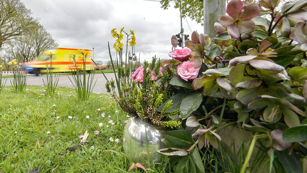 An der Unfallstelle stehen noch heute stets frische Blumen. Foto: Ortgies