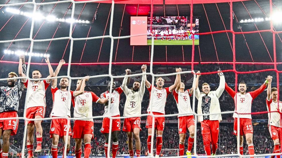 Die Spieler des FC Bayern München feiern den Einzug in Halbfinale der Champions League. Foto: Tom Weller/dpa
