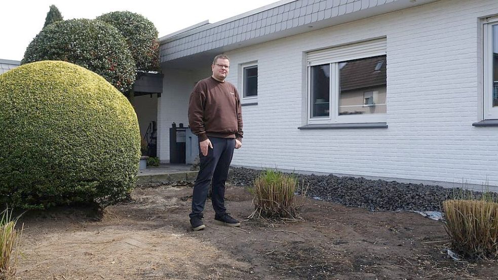 Die Steine sind schon raus: Professor Dr. Marco Beeken will seine vormalige Schotterwüste zu einem insektenfreundlichen Garten umgestalten. Foto: Niemeyer