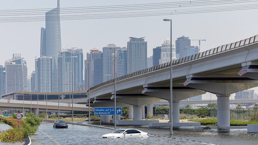 Hochwasser in Dubai. In den Vereinigten Arabischen Emiraten kam es nach schweren Regenfällen zu Überschwemmumngen. Foto: Christopher Pike/AP/dpa