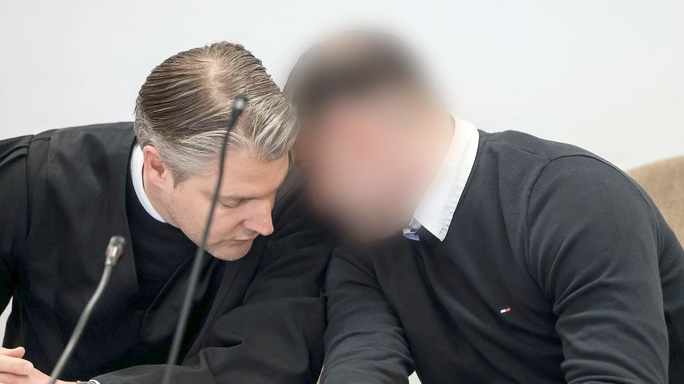 Der Angeklagte (r) mit seinem Anwalt im Kölner Landgericht. Foto: Oliver Berg/dpa