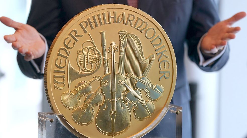 Eine etwa 31 Kilogramm schwere und im Durchmesser etwa 37 Zentimeter große Goldmünze wird in Hamburg ausgestellt. Foto: Marcus Brandt/dpa