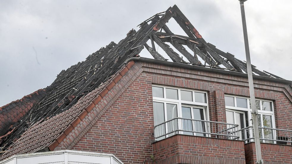 Bei dem Brand in Wiesmoor wurde der Dachstuhl zerstört. Das gesamte Gebäude gilt nun als unbewohnbar. Foto: Ortgies