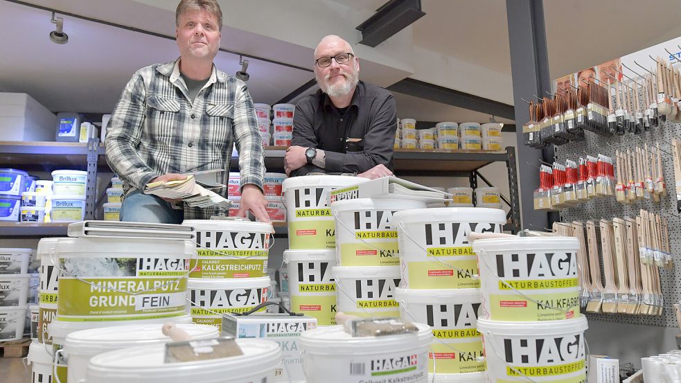 Alles, um sich herauszuputzen, bieten Torsten Grapengeter (links) und sein Mitarbeiter Claus Dinkla in dem Ladengeschäft an der Nürnburger Straße an.