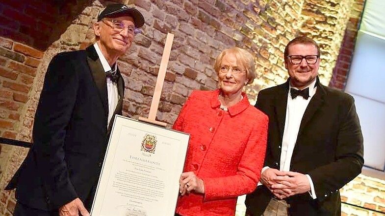 Die beiden Ehrenbürger Otto Waalkes und Eske Nannen posierten nach der Preisverleihung zusammen mit Emdens Oberbürgermeister Tim Kruithoff. Foto: Wagenaar