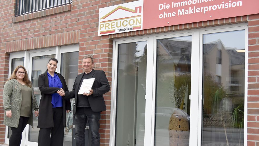 Preucon-Inhaber Ingolf Essing übergab Ilona Willers eine Urkunde zur Büroeröffnung. Nicole Schwab (links) ist als Lizenzmaklerin im Büro tätig. Foto: Prins