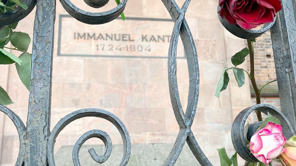 Blumen schmücken die Grabstelle von Immanuel Kant in Kaliningrad. Foto: Andre Ballin/dpa