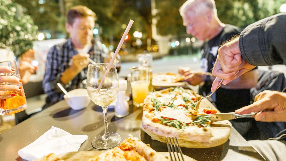 Seit Anfang 2024 gelten wieder 19 Prozent Mehrwertsteuer auf’s Essen in Restaurants. Foto: Andreas Arnold/dpa