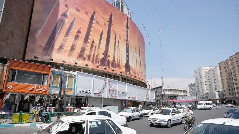 Das Zentrum der iranischen Hauptstadt Teheran mit einem anti-israelischen Transparent. Foto: Vahid Salemi/AP/dpa