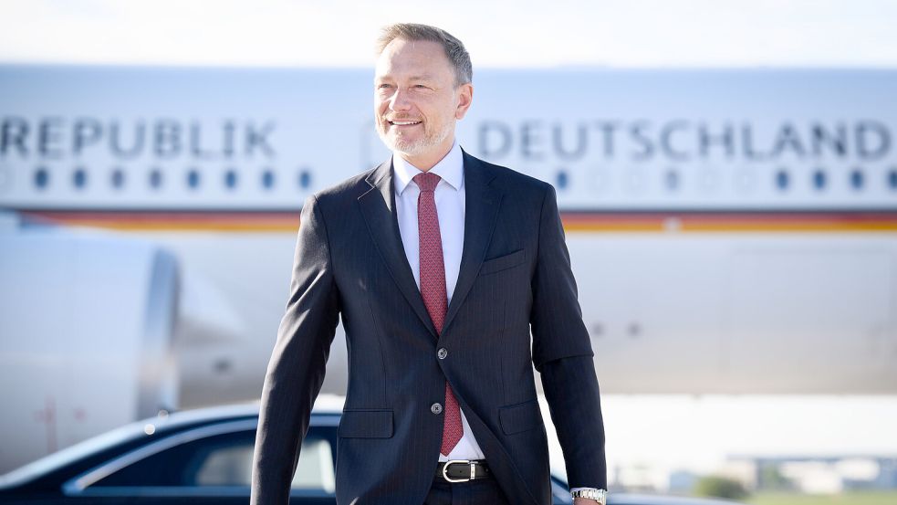 Darf sich über eine gesteigerte Aufmerksamkeit freuen: FDP-Chef Christian Lindner am Montag vor einem Flug in die Türkei. Foto: von Jutrczenka/DPA