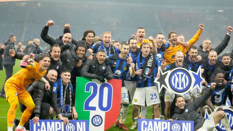 Die Spieler von Inter Mailand feiern die Meisterschaft. Foto: Luca Bruno/AP/dpa