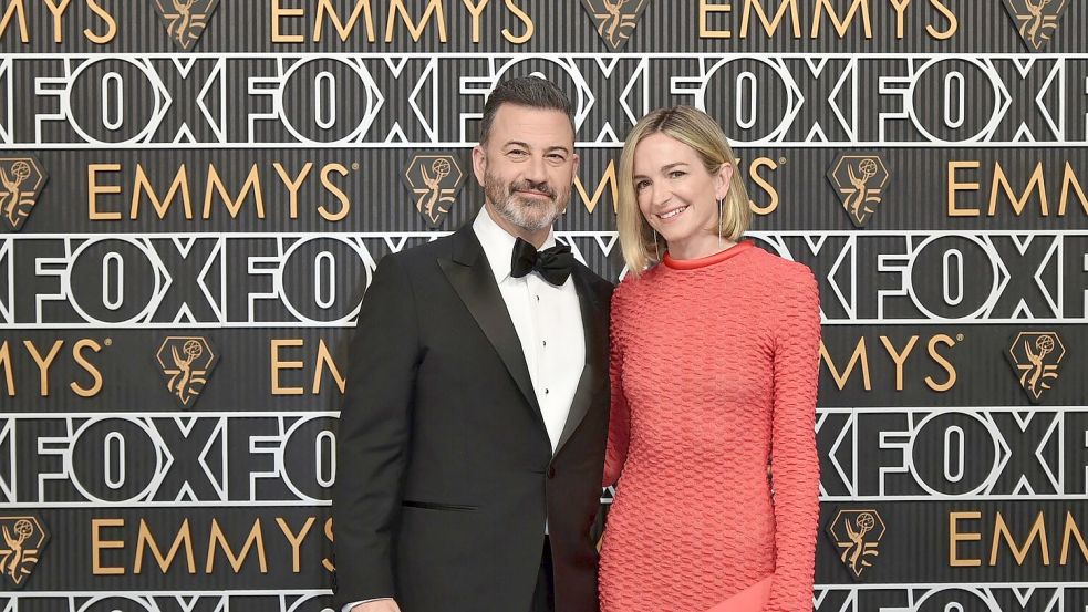 Jimmy Kimmel und Molly McNearney bei der Verleihung der 75. Primetime Emmy Awards. Foto: Richard Shotwell/Invision/AP/dpa